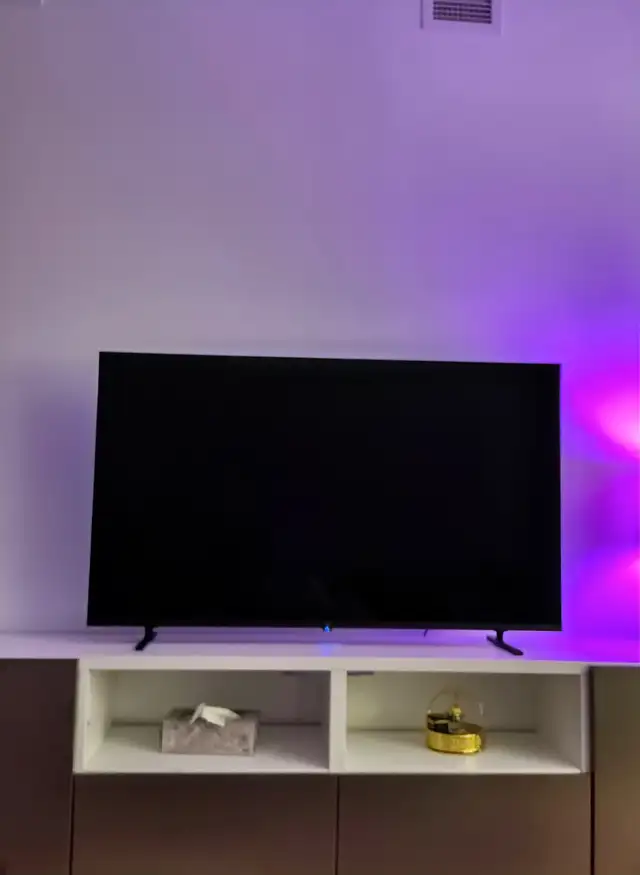 55” 4K UHD QLED Smart TV – Excellent condition (1 year used) in TVs in City of Montréal - Image 3