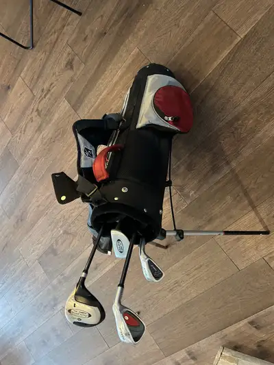 Jr golf clubs and bag Ages range 4-8 Right handed Pockets have lots of balls and some tees