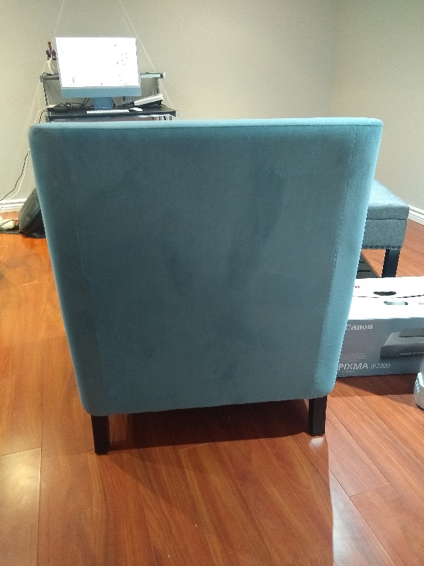 Light Blue Traditional Accent Chair in Chairs & Recliners in City of Toronto - Image 4