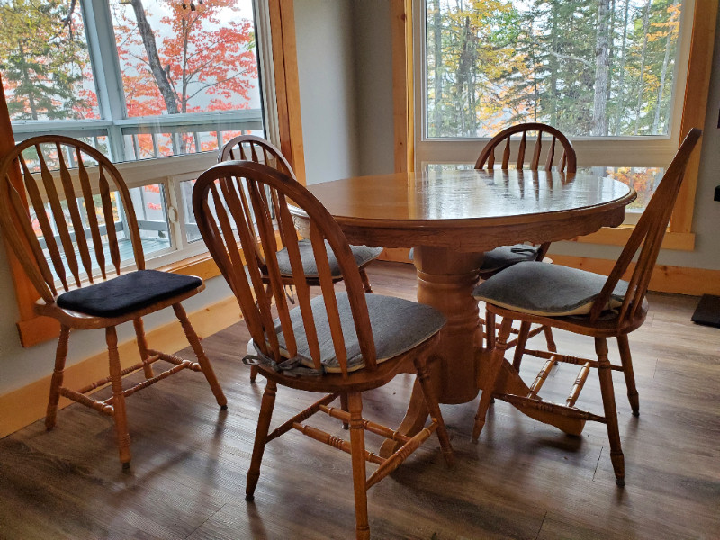 Solid Oak Dining Table w Leaf and Chairs Dining Tables & Sets