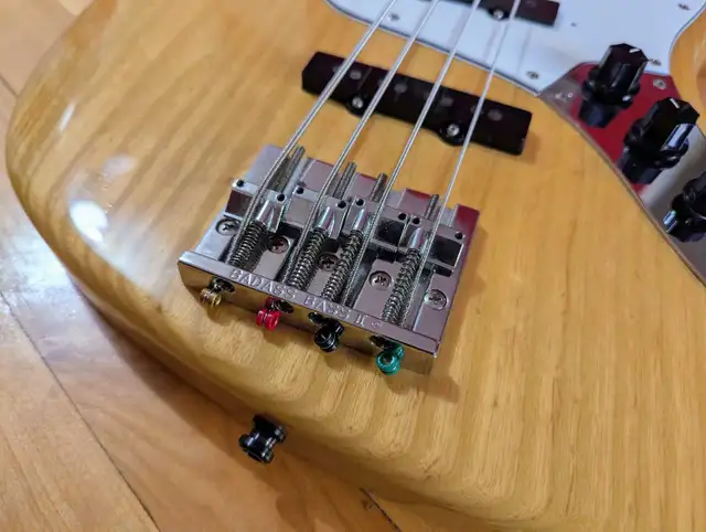 Fender 70s Reissue Jazz Bass JB75 in Guitars in Ottawa - Image 4