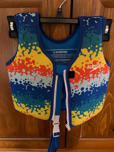 Life Jacket Speedo 4 - 6 year old , 45 - 60 lbs, (UN50) Block Burn, From a smoke free home, Like new...