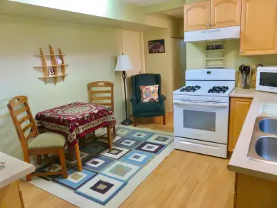 Lower Level Suite in a quiet neighbourhood , close to public transport, shopping and banking . Fully...