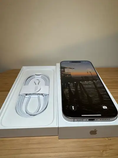 LIKE NEW!!! Comes with: original Box Original charger Original beats case from Apple costs $80 Cash...