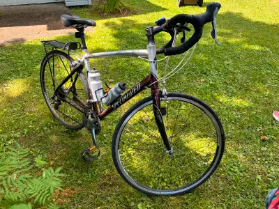 Vélo de route de marque Specialized. La hauteur du cadre est de presque 34 po. à l'avant du vélo et...