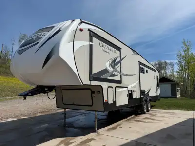 2018 Chaparral 336TSIK Fifth Wheel – Excellent Condition | Priced to Sell at $34,500 If you’re looki...