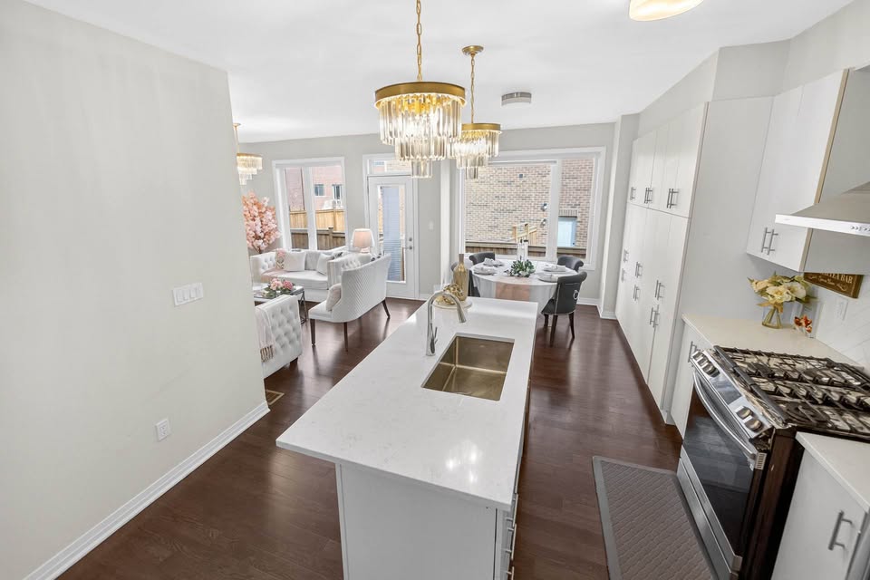 Stunning 4+1 Bed Townhouse for Rent in Oakville 5