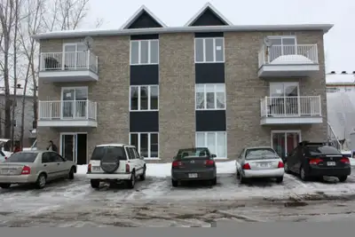 Grand 3 et demi, coin tranquille, rez-de-chaussé, remise exterieur, stationnement déneigé et possibi...