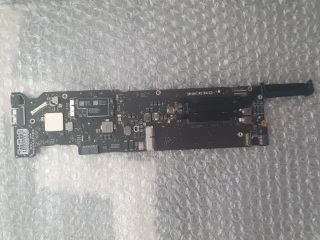 Mac Book Air logic motherboard in Laptops in City of Toronto - Image 2