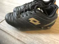 Size 1 kids soccer shoes