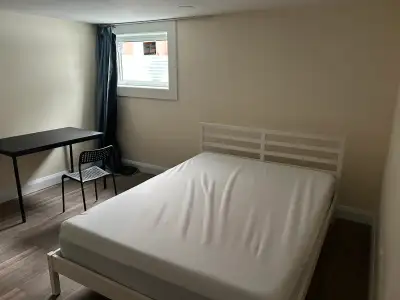 This furnished basement bedroom is a 5-minute walk from the Walkley and Bank intersection (postal co...