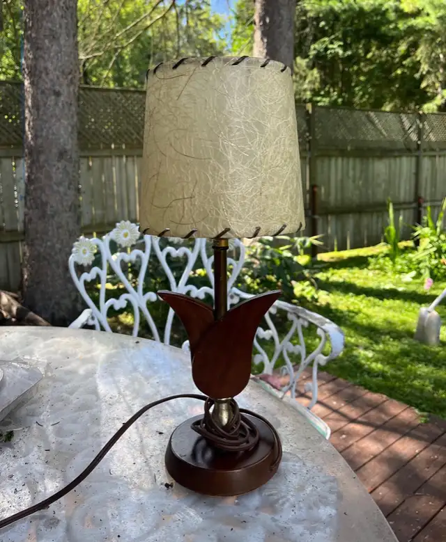 Jolie petite lampe de chevet mid century vintage retro 1960 in Indoor Lighting & Fans in City of Montréal - Image 2