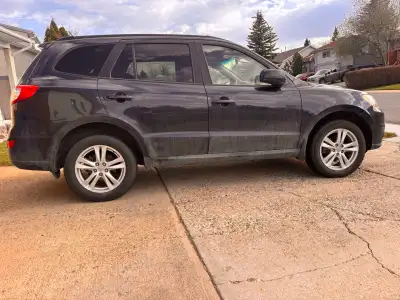 2010 Hyundai Santa Fe for sale 3.5L engine, AWD Mileage: 243,000 km ✔ Two sets of tires ✔ Brand new...