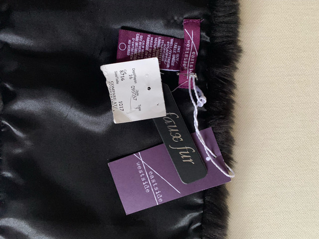 Beautiful faux fur collar brand new.$10.00 dans Femmes - Hauts et vêtements d'extérieur  à Laval/Rive Nord - Image 2
