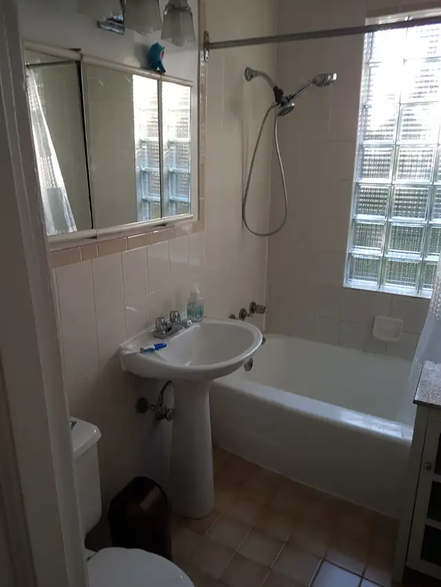 Large bedroom in amazing  apartment at Avenue Road & Lawrence W in Room Rentals & Roommates in City of Toronto - Image 10