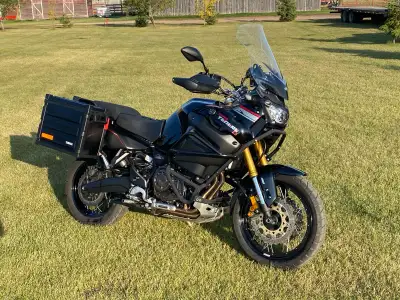 Crash bars, highway pegs, told her windshield, top rack etc. ready for the road, 21,000 km, Michelin...