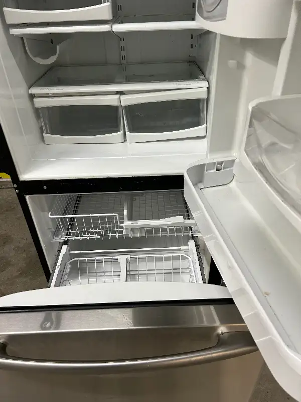 Frigidaire and stove in Stoves, Ovens & Ranges in City of Montréal - Image 5