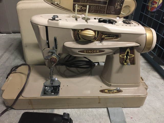 Singer Sewing Machine in Hobbies & Crafts in City of Toronto - Image 2