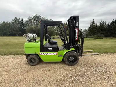2023 forklift with only 60 hours on it Side shift forks Propane/gas selectable Indoor/outdoor tires...