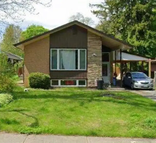 Rooms For McMaster female  students!