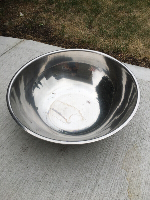 Stainless steel bowl in Kitchen & Dining Wares in Strathcona County