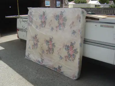 Matelas  Queen     Coussins   Et  Lit  Escamotable   De  Tente, View more