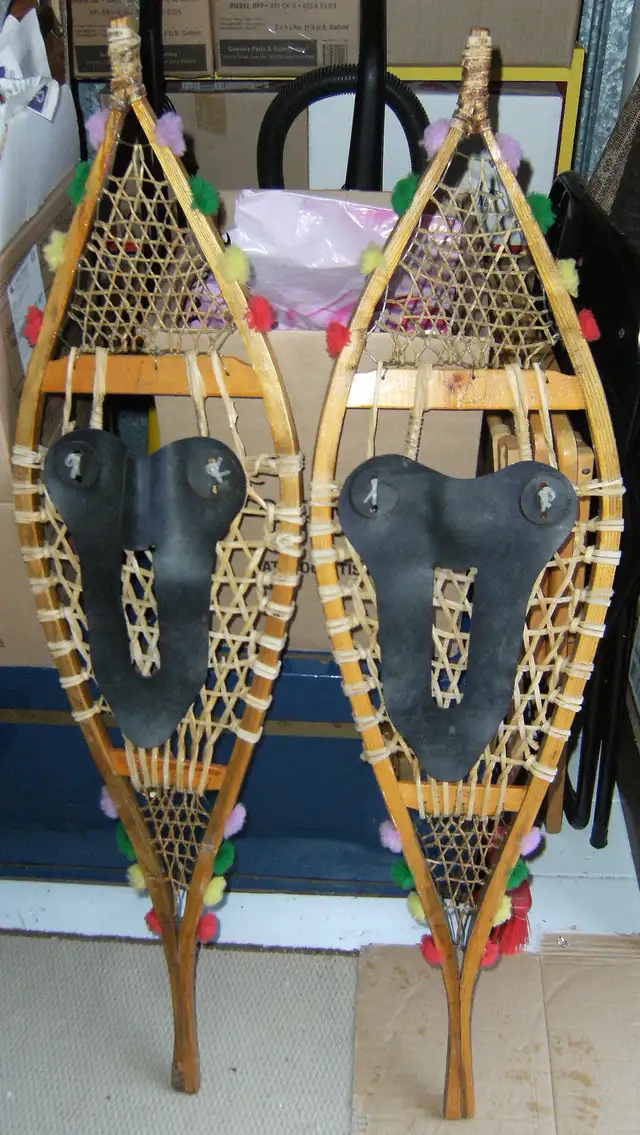 Deux paires de raquettes antiques in Arts & Collectibles in Edmundston - Image 3