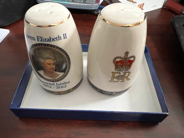 VINTAGE ROYAL COLLECTION QUEEN ELIZABETH II DIAMOND JUBILEE 1952 dans Art et objets de collection  à Longueuil/Rive Sud - Image 3