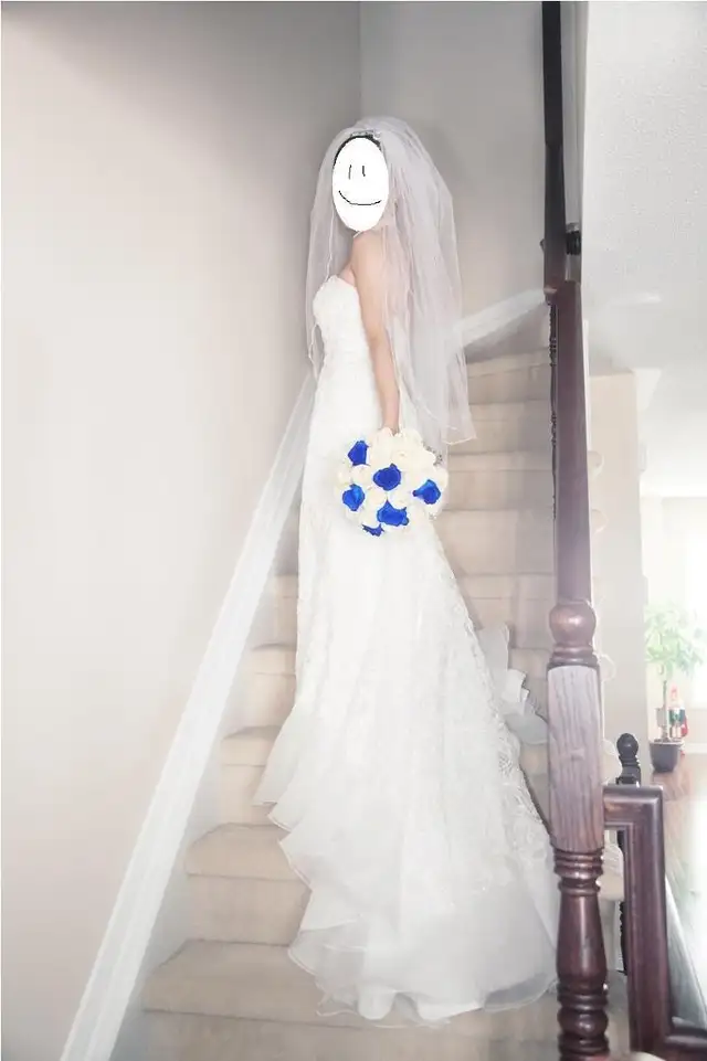 Gorgeous white lace wedding gown - Size 0P in Wedding in Ottawa - Image 3