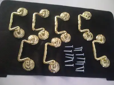 7 POIGNÉES NEUVES MOBILES EN LAITON GOLD 3" ENTRE LES VIS $15.00, View more