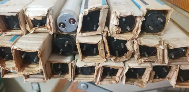 Lot 27 x 15 watts Fluorescent lamp light bulbs  in Indoor Lighting & Fans in Ottawa - Image 4