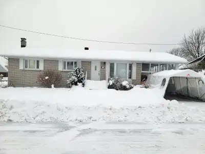 Une grande maison avec une grande cours au cap de la madeleine. Proche de A40, IGA, Dollaram, Pharma...