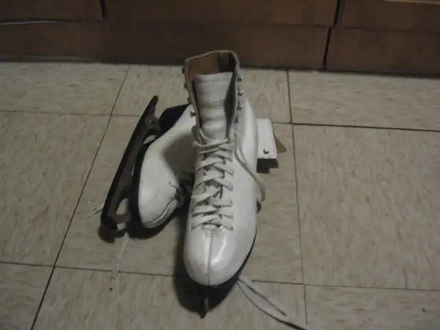 Vintage Delta Pro Women Ice Figure Skates Size 8 in Skates & Blades in Ottawa - Image 3