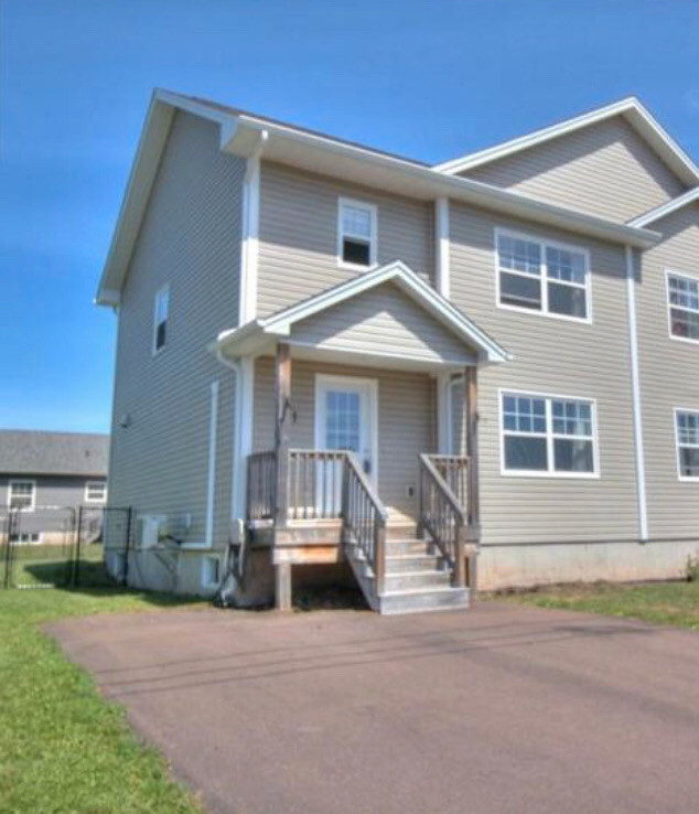 3 beds 1.5 bathrooms – $2100/month House in Long Term Rentals in Moncton