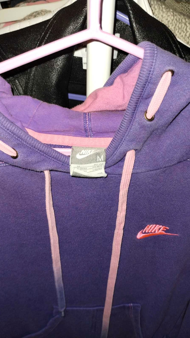 Women's Tri-Colour Nike Sweater/Hoodie  dans Femmes - Hauts et vêtements d'extérieur  à Norfolk County - Image 3