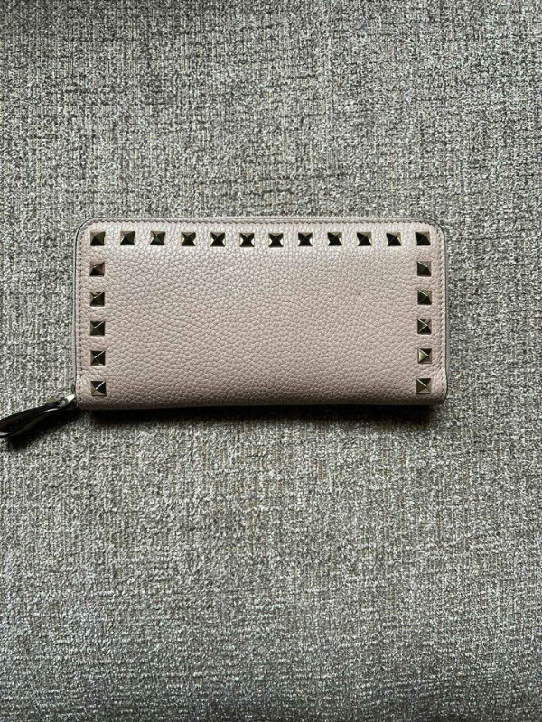 Brand New Authentic Valentino Rockstud Zippered Wallet in Women's - Bags & Wallets in City of Toronto - Image 3