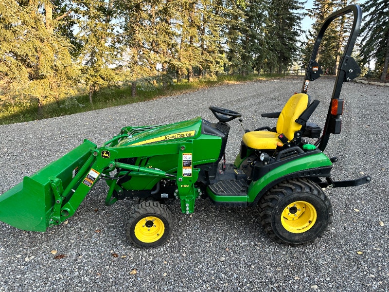 John Deere 1025R Utility/Acreage Tractor with FrontEnd Loader