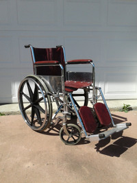 Belle Chaise roulante standard avec repose-pieds