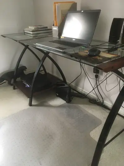 FREE desk for computer and printer. In excellent condition. Pick up in Belle Ewart. Must be gone by...