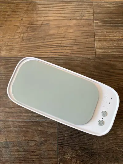 Keep your valuables sparkling with this jewelry cleaner! It features 3 and 5 minute cleaning cycles...