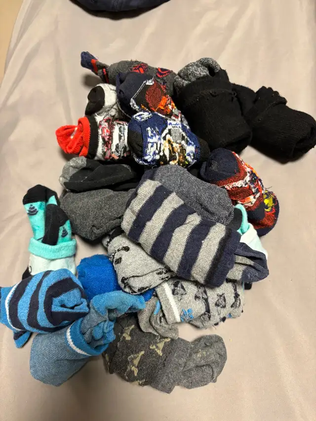 Lot de vêtements (plusieurs tailles 2-8 ans pour garçon) in Kids & Youth in Laval / North Shore - Image 10