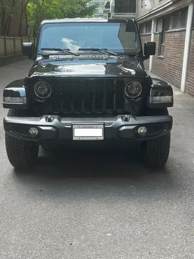 Jeep Wrangler JL - Sahara Altitude w/ Ecodiesel engine. The Jeep is in perfect condition, no dents,...