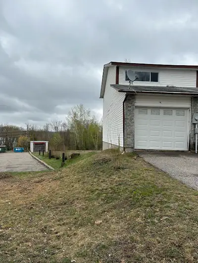 ELLIOT LAKE: 3 BR waterview corner townhouse steps to beach