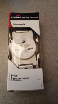 SINGLE RECEPTACLE PRISE SIMPLE COOPER NEUF NEW 816W-BOX
