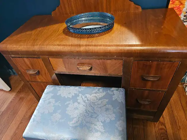 Antique Vanity with Mirror and Stool in Dressers & Wardrobes in Edmonton - Image 4