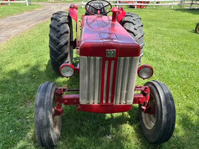 International B414 tractor in Farming Equipment in Hamilton - Image 3
