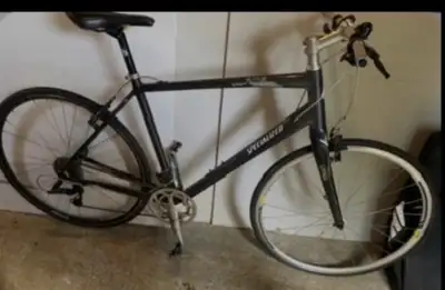 This Specialized Sirrus hybrid bike is a reliable choice for city commuting or recreational rides, f...
