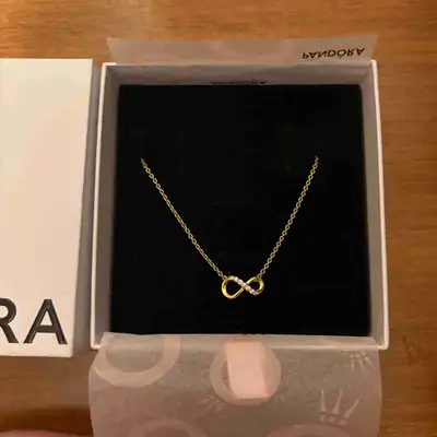 Rarely worn pandora necklace in excellent condition.