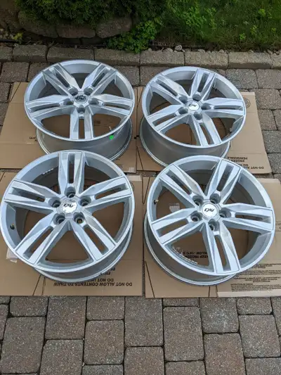 DW9018018 4 rims Size: 18x8.0 Bolt Size: 5x114.3