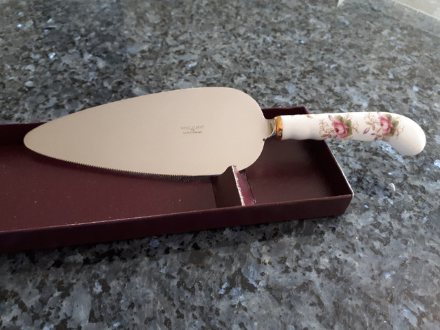 Royal Albert Bone China Old Country Roses Pie/Cake Server in Arts & Collectibles in Markham / York Region - Image 3